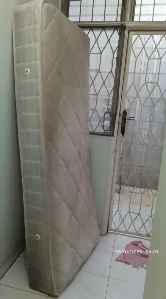 Kasur Spring bed merk Elite ukuran 100 x 200. Kondisi baik 80%.