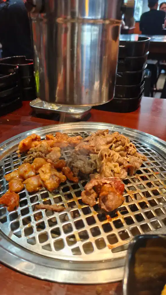 Crew  rumah makan keluarga sederhana