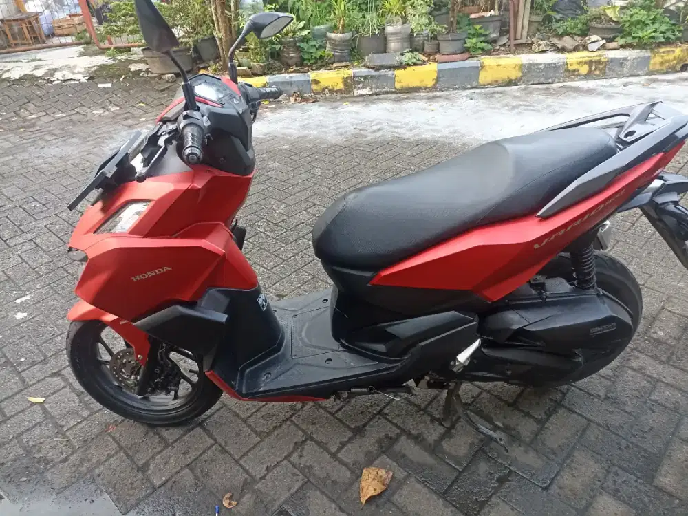 Vario 160 tahun 2022 warna Merah