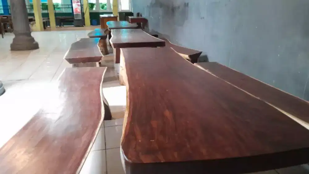 Meja kayu solid