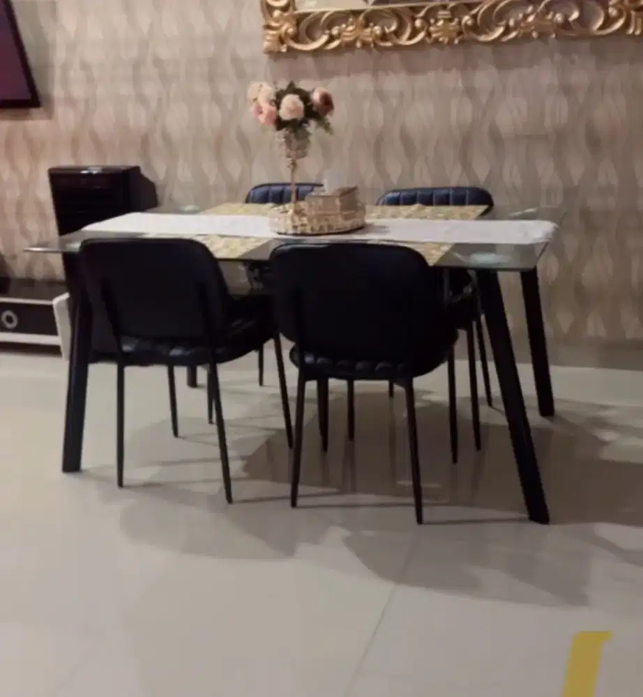 Meja makan lengkap 4 kursi