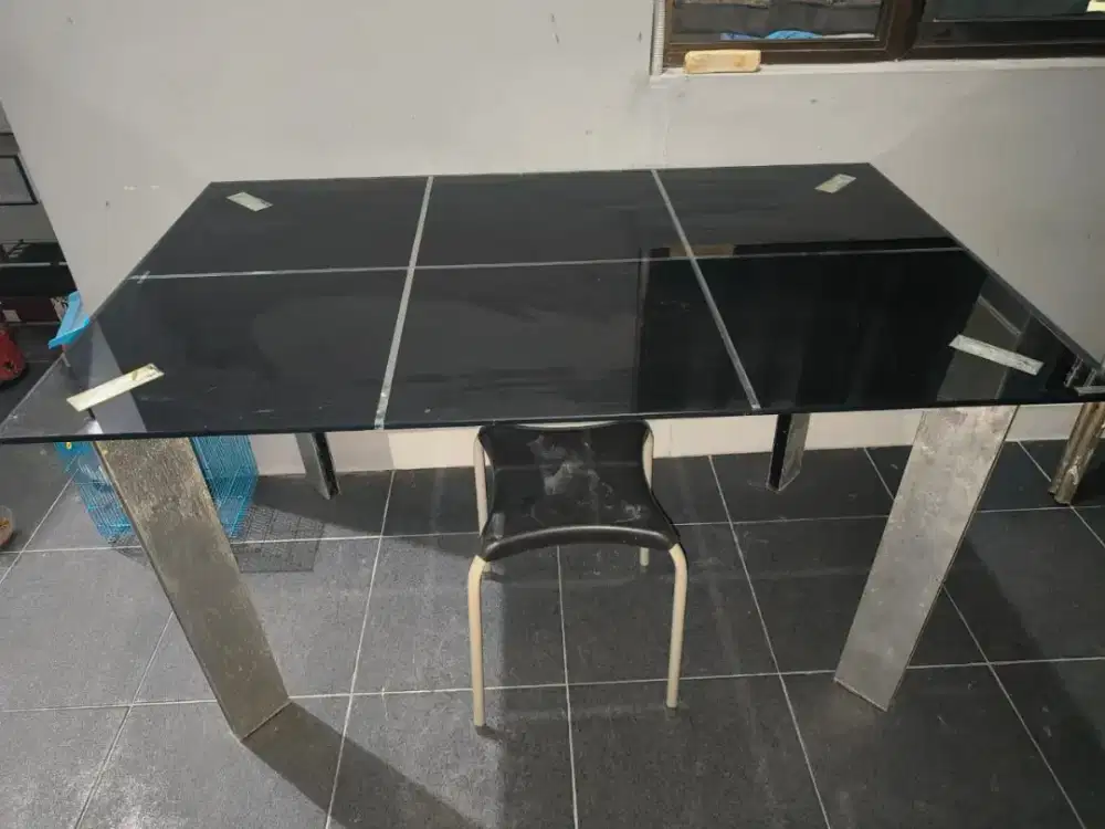 Meja makan kaca