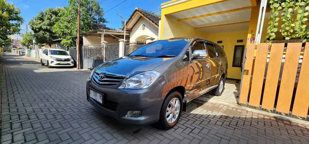 Toyota Kijang Innova 2010 Bensin