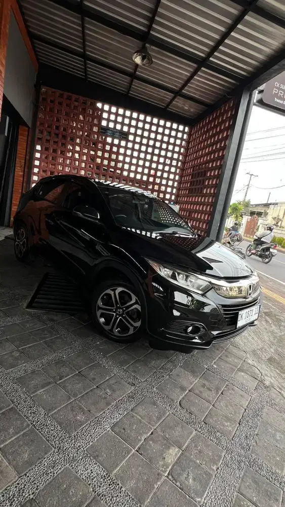 HRV E FACELIFT 2018 HITAM AT ASLI BALI