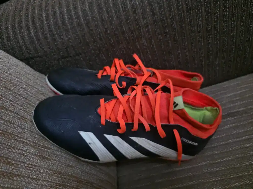 Sepatu bola adidas