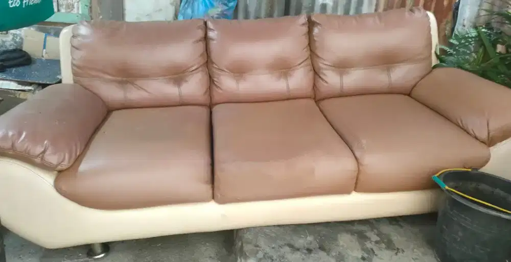 Sofa kulit Titov
