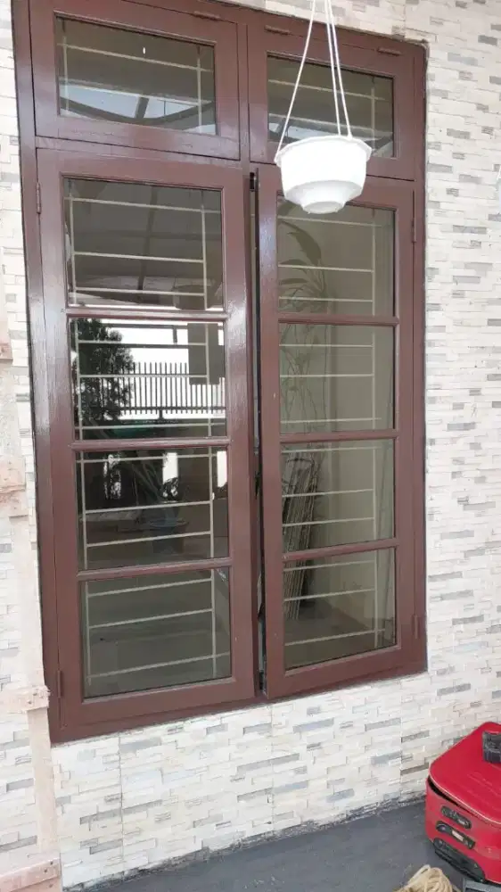 DIJUAL KUSEN JENDELA UTUH PLUS BESI TERALISNYA SANGAT MULUS 2 JENDELA