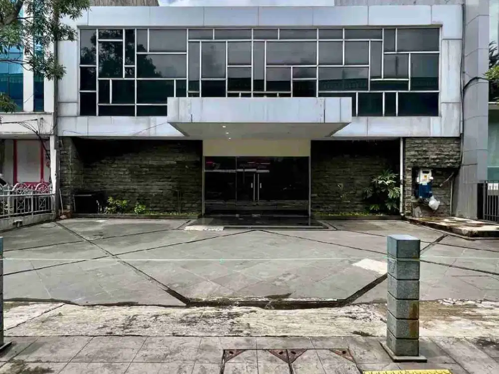 GEDUNG DI KOMERSIAL AREA WOLTER MONGONSIDI KEBAYORAN BARU
