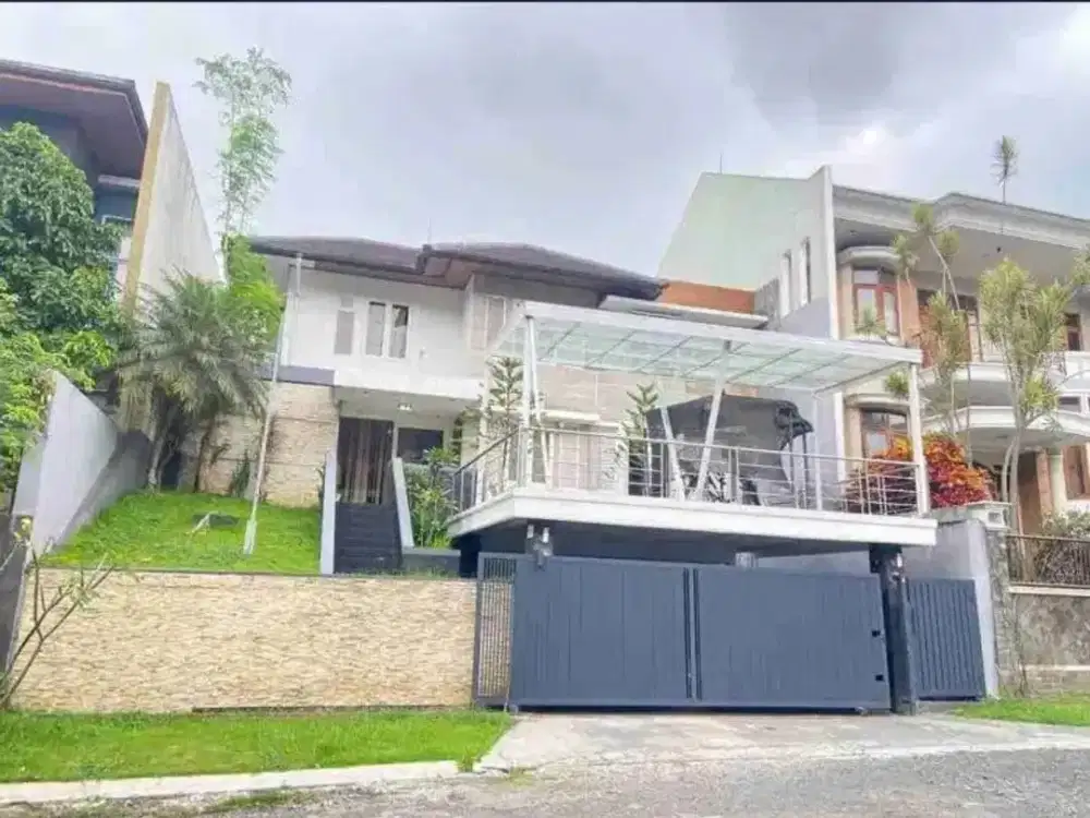 Rumah 3 Lantai di Kawasan Elite Setra Duta, Bandung.