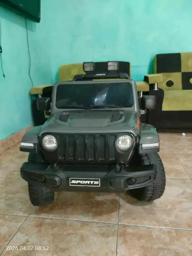 Mainan mobil anak pakai aki model jeep