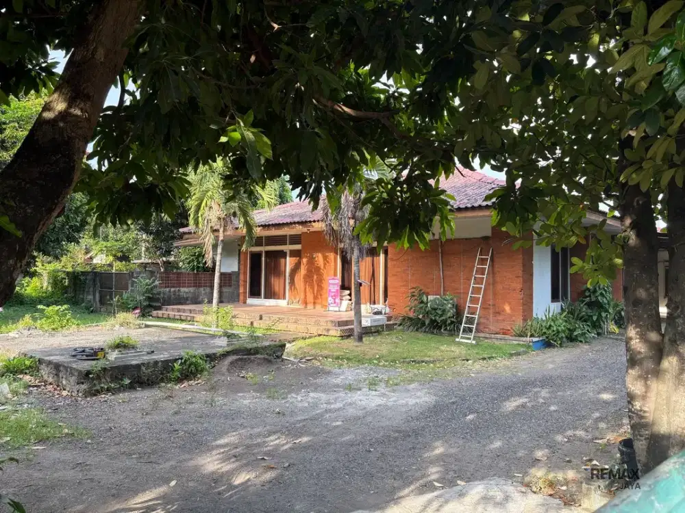 Rumah Strategis Plus Kantor Usaha Aktif Dijual, di Raya Kuta Area