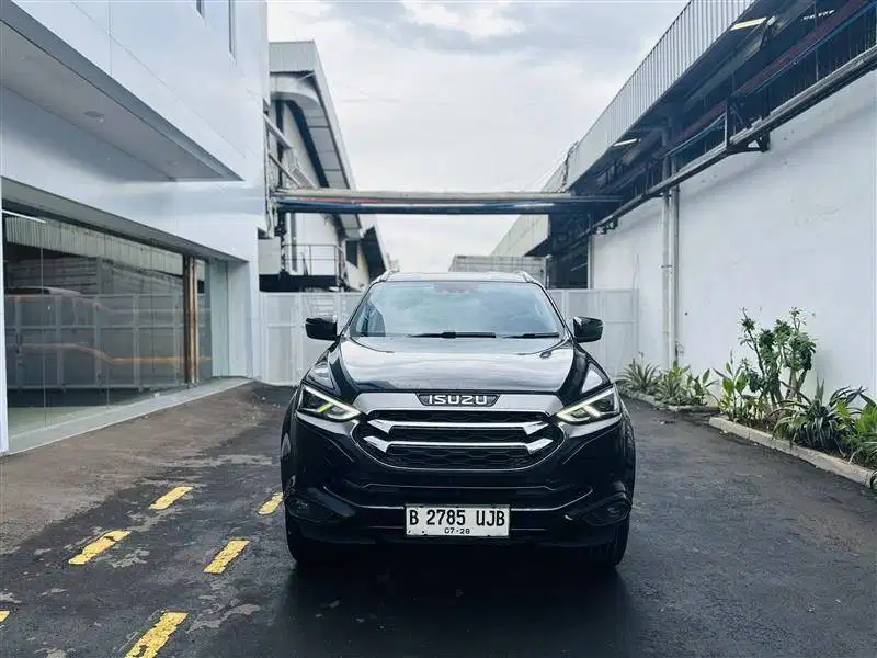 Isuzu MUX Hitam 2023