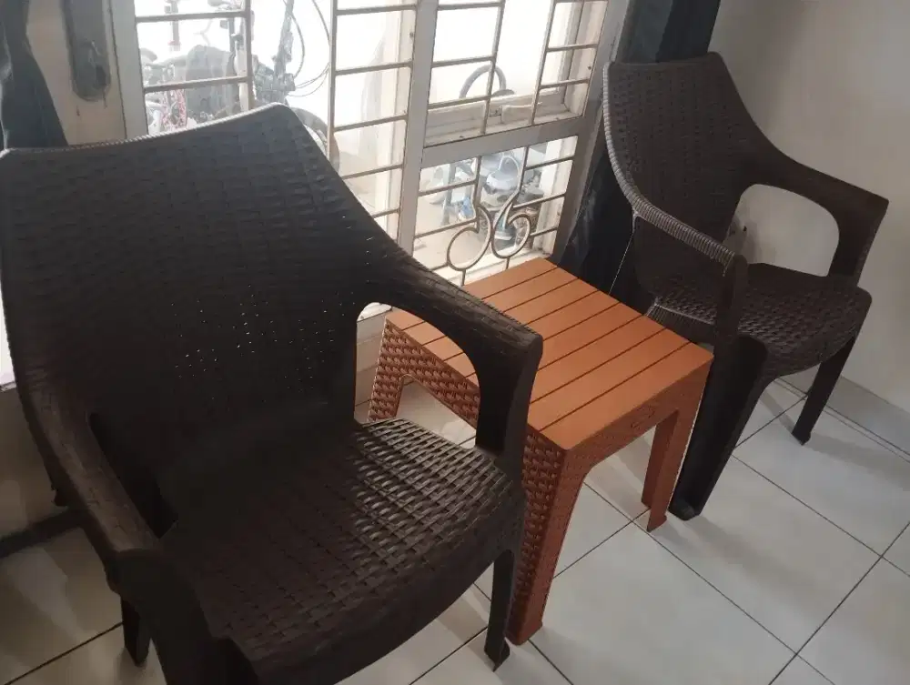 Set Kursi Meja Santai Bahan Plastik tekstur anyaman