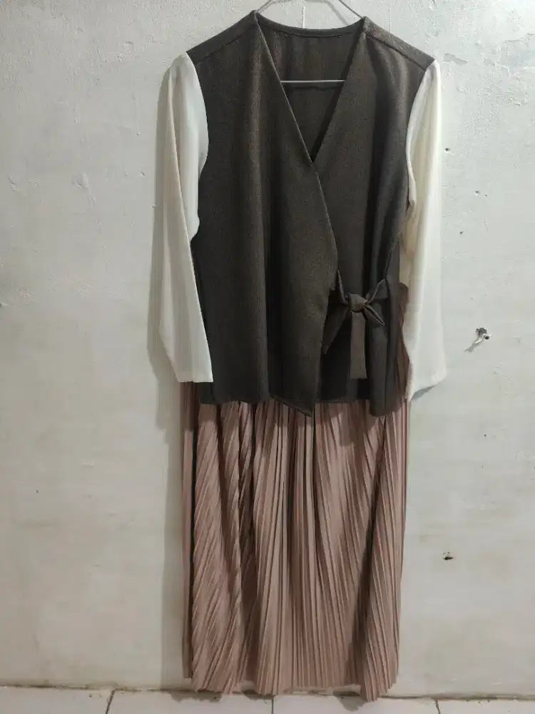 Setelan Atasan dan Rok