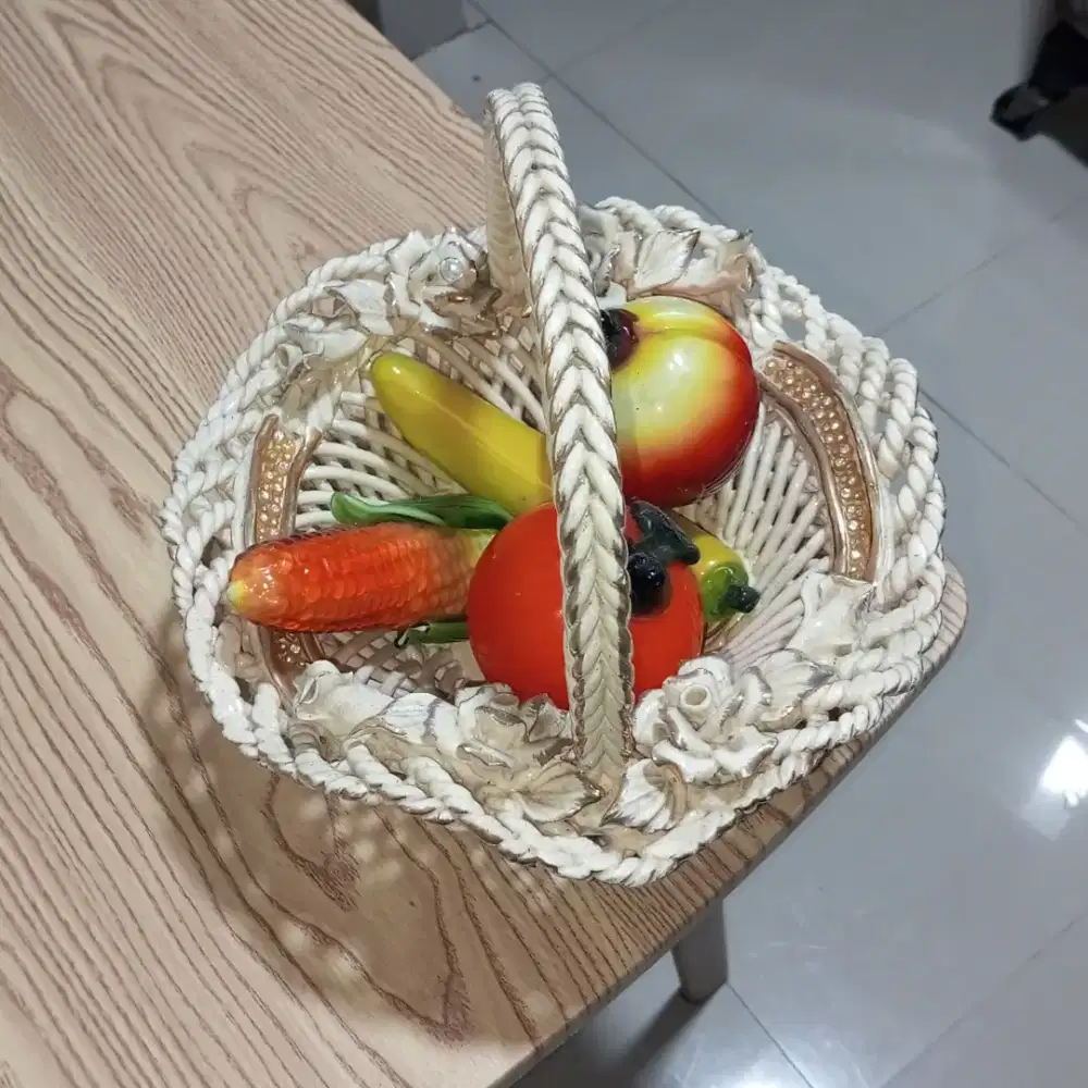 Guci keramik tempat buah