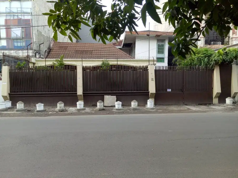 Rumah Tua Lokasi Strategis Roxy Cideng