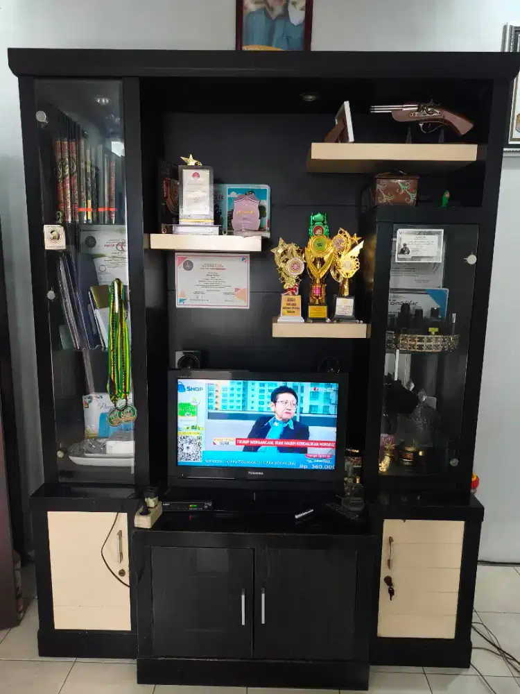 Lemari TV kaca kondisi ok