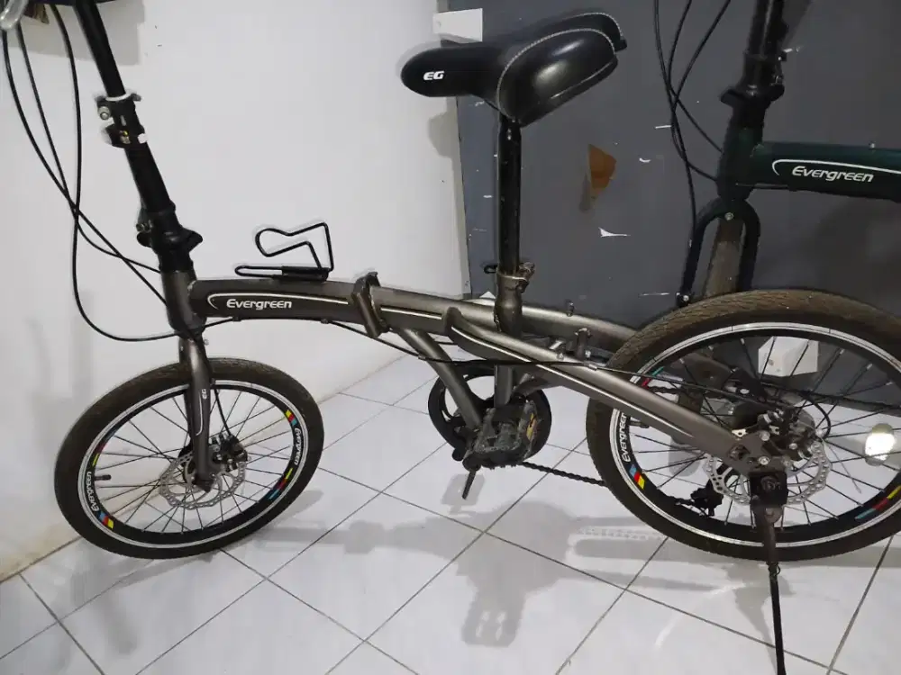Sepeda lipat ukuran ban 20 merk Evergreen bahan besi kokoh