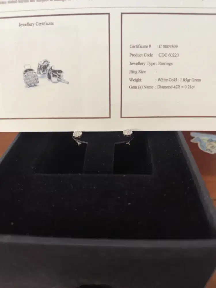 Anting berlian emas putih