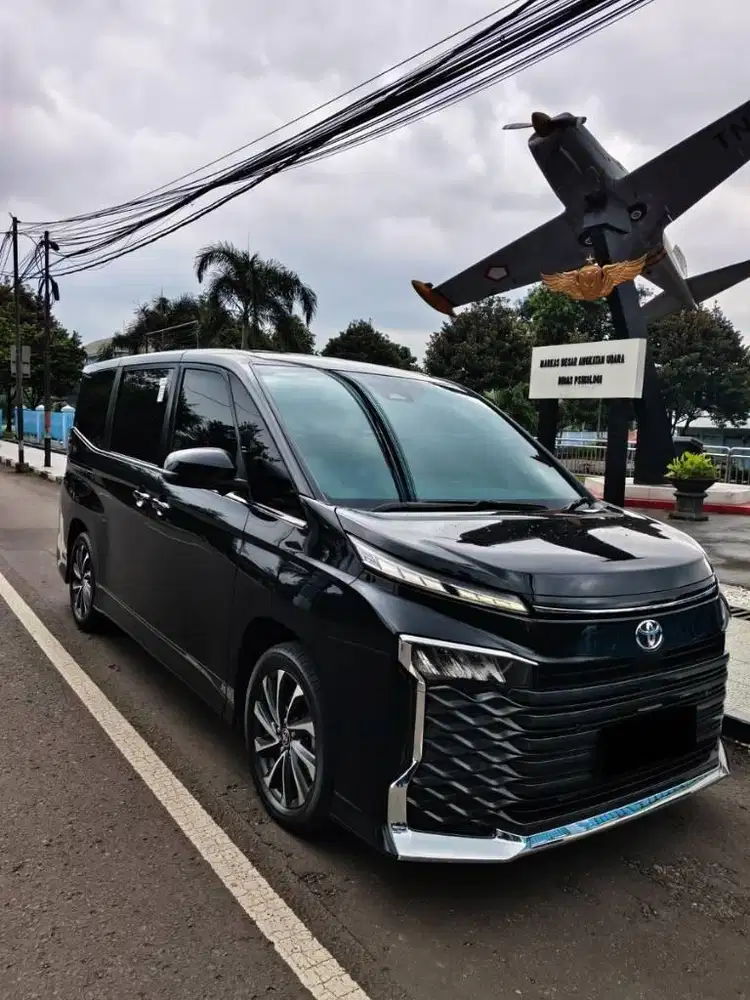 Low Km 17rb Toyota Voxy 2.0 AT Hitam 2023 Tangan satu pakai sendiri