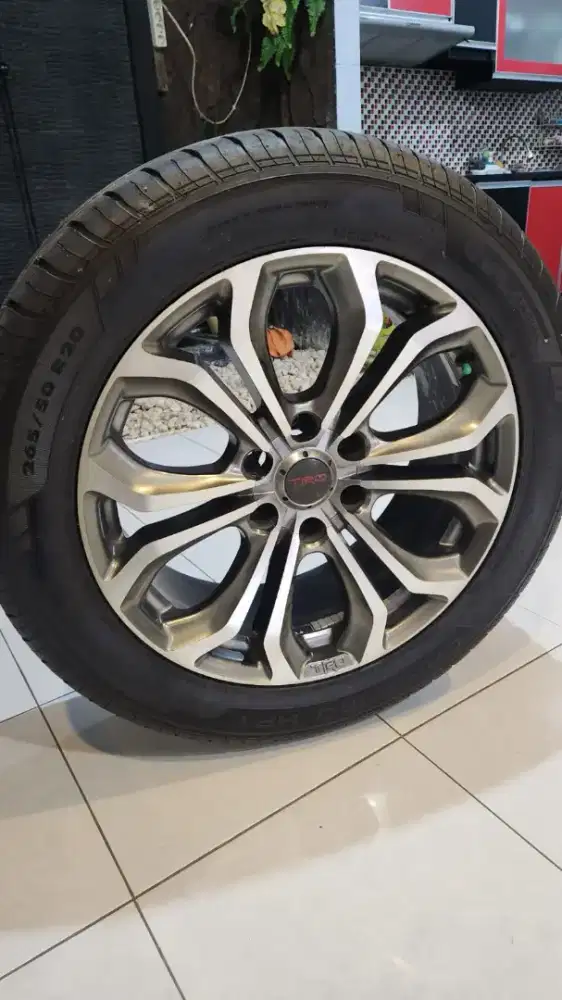 Velg Fortuner TRD R20 masih kinyis kinyis, kondisi Ban 90%