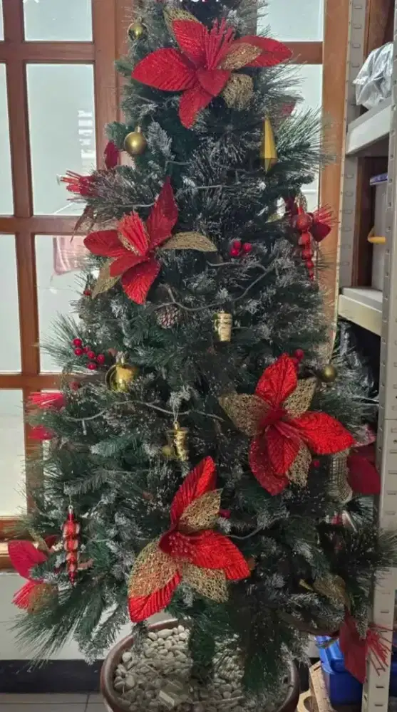 Pohon Natal plus hiasan