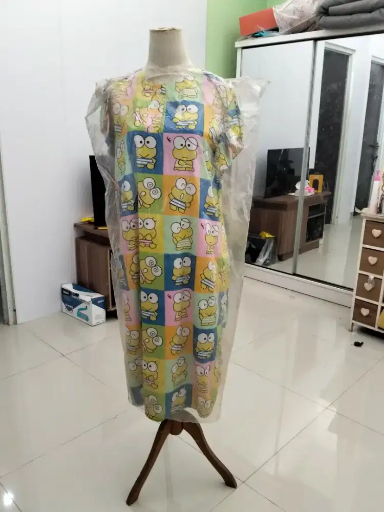 Patung baju bekas masih kokoh