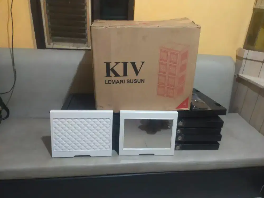 Lemari Plastik 4 susun kunci + Kaca