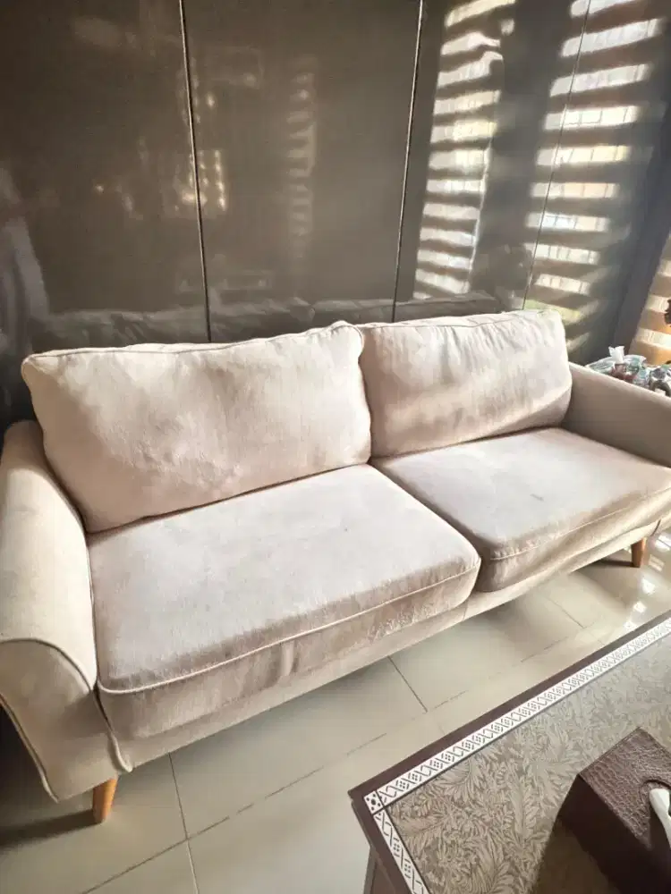 Di jual sofa dan meja tamu