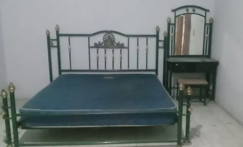 Tempat tidur besi set meja rias