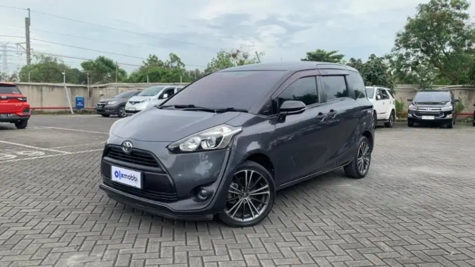 DP MURAH - Toyota Sienta 1.5 E Bensin-MT 2016 Abu-Abu