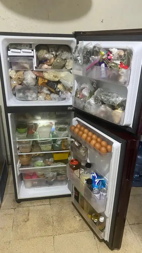 Kulkas Sharp 2 Pintu Normal Dingin Bagus Siap Pakai – Rawamangun