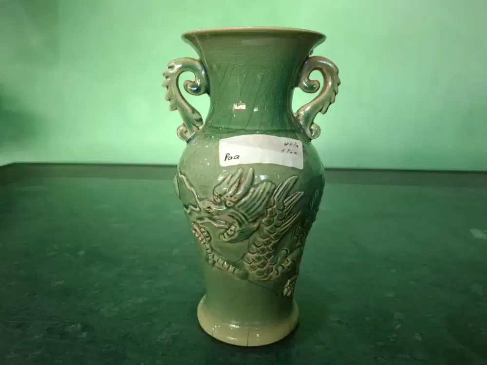 Vas hijau naga hijau