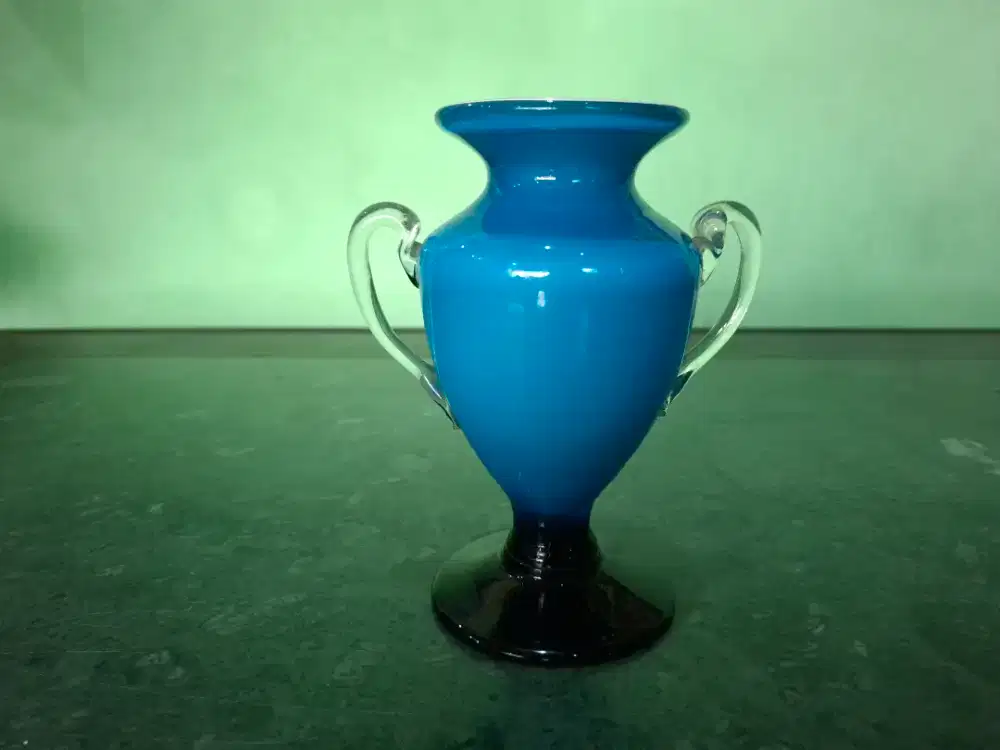 Vas piala biru hitam