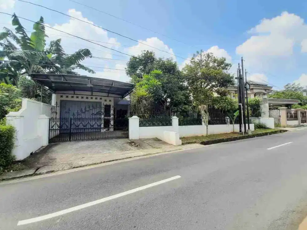 Jual Rumah Strategis Pinggir Jalan Dekat Stasiun Halaman Luas