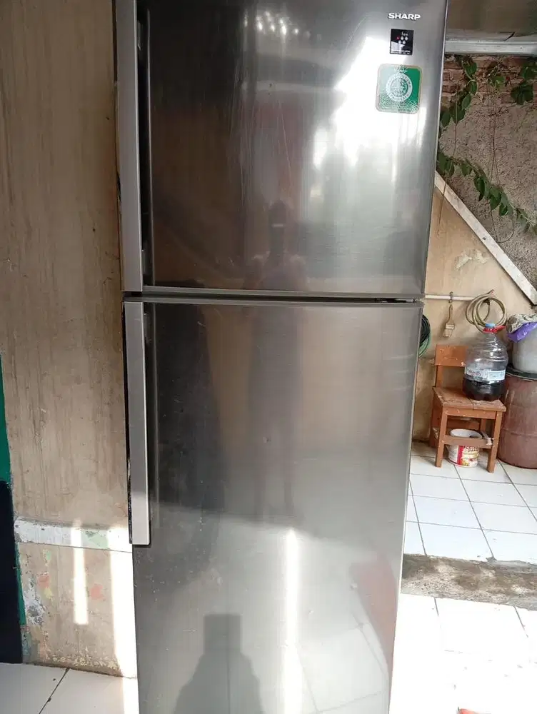 Kulkas Sharp 2 Pintu Besar, Masih Normal dan Siap Pakai