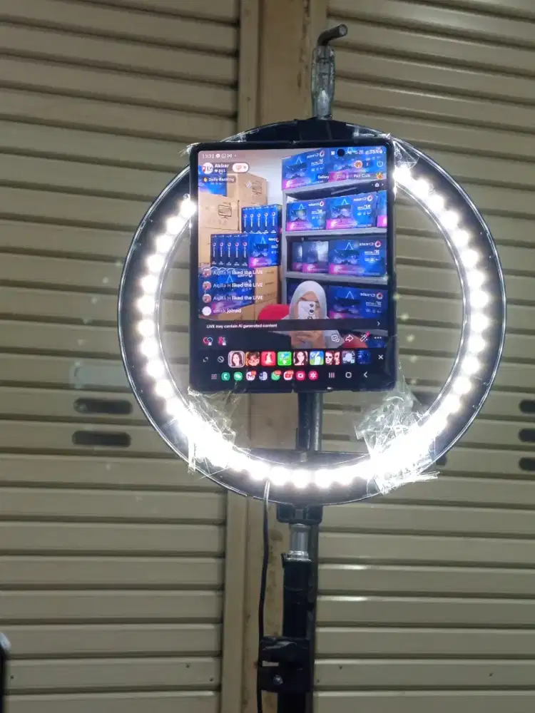 Di cari part-time host live