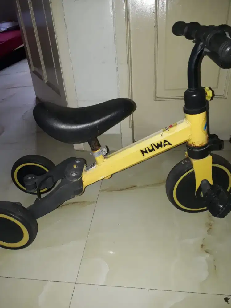 Mainan sepeda dan sepatu roda anak