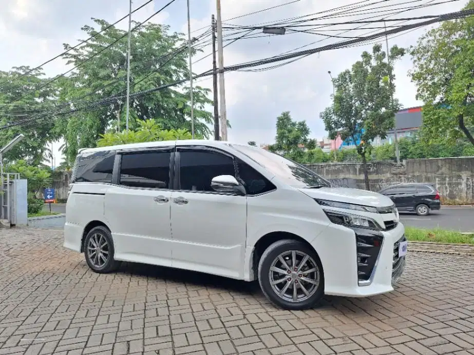 DP MURAH Toyota Voxy 2.0 Bensin-AT 2019 Putih CTBZB