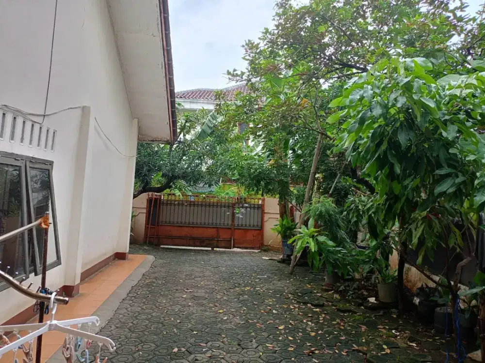 DIJUAL RUMAH LOKASI STRATEGIS DEKAT MALL DAN PASAR DI PONDOK PEKAYON INDAH BEKASI