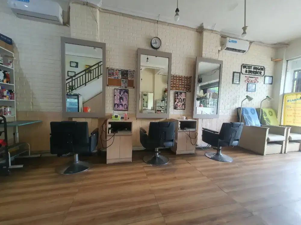 Kaca dan kursi salon