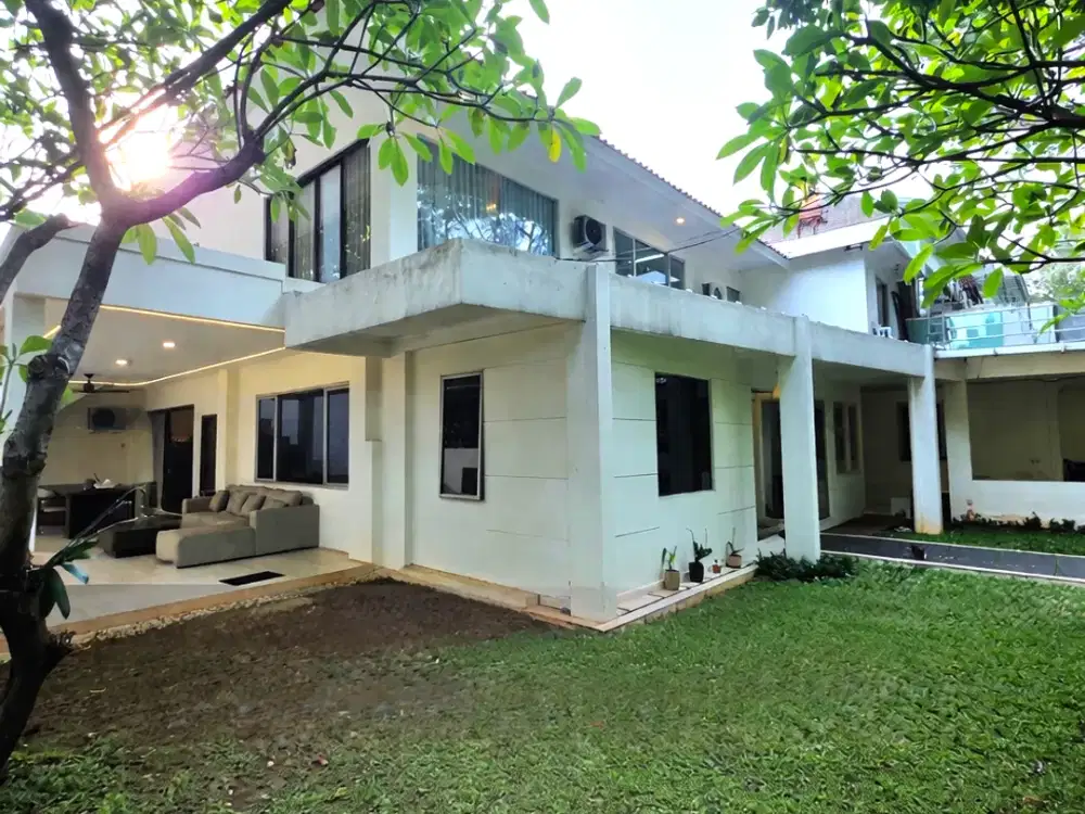 Rumah Megah Hook Kebayoran Baru 469m² Strategis Halaman dan Balkon Luas