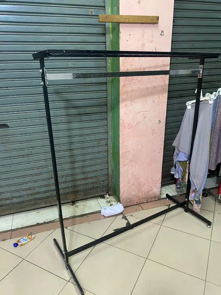 Pajangan besi baju dan hijab