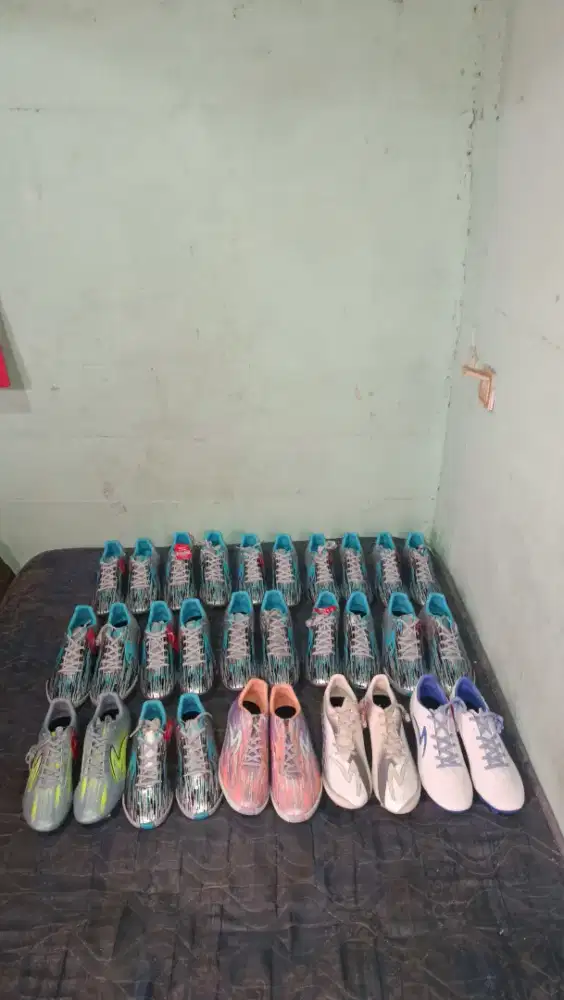 SEPATU FUTSAL DAN BOLA LIGHSPEED