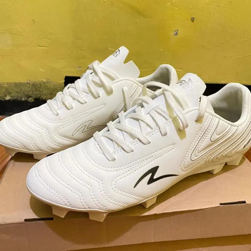 Sepatu Bola Specs Peregerine FG White Lily White Silver Original