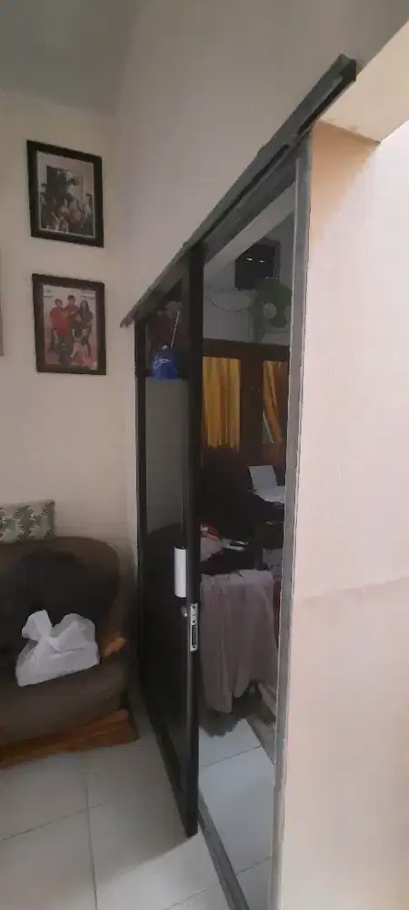 Pintu sliding kaca riben