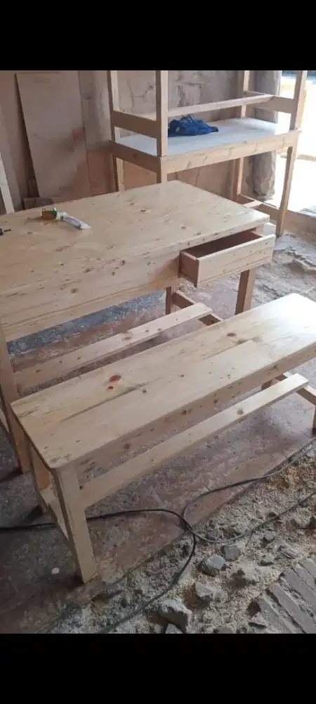 Mija laci dan kursi panjang