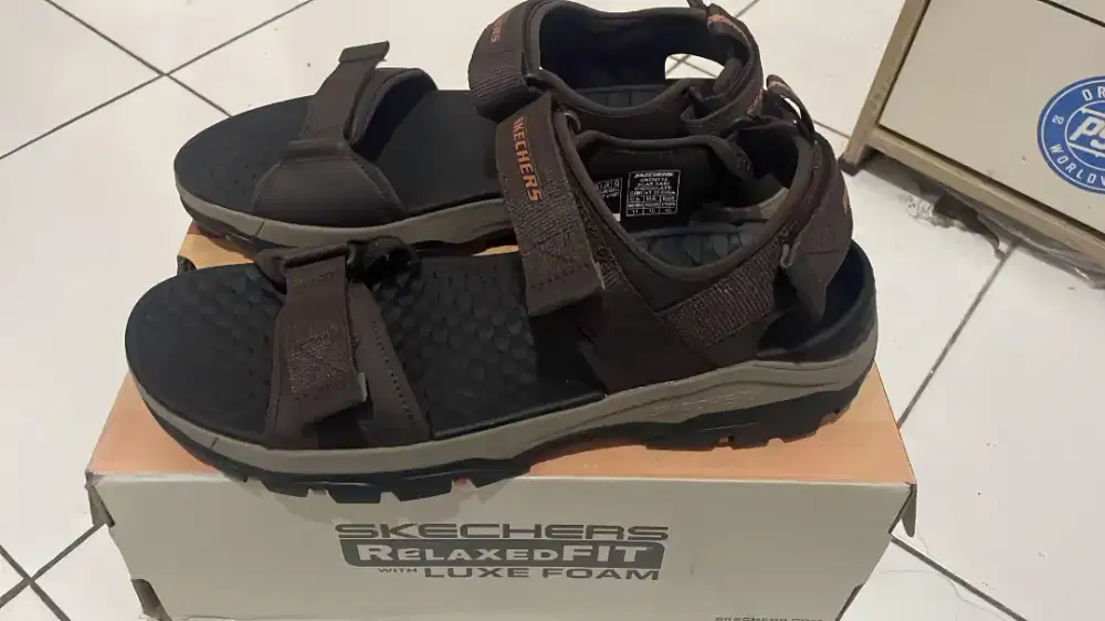 Sepatu sendal Skechers baru