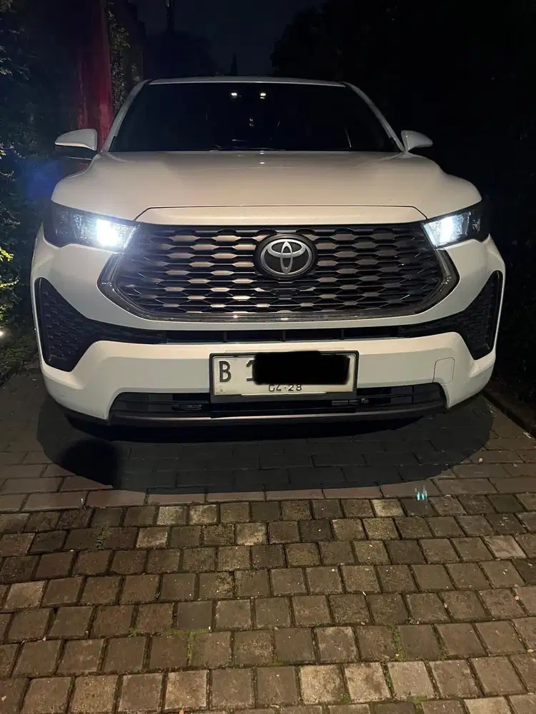 Jual Innova Zenix Tipe G AT putih dari baru