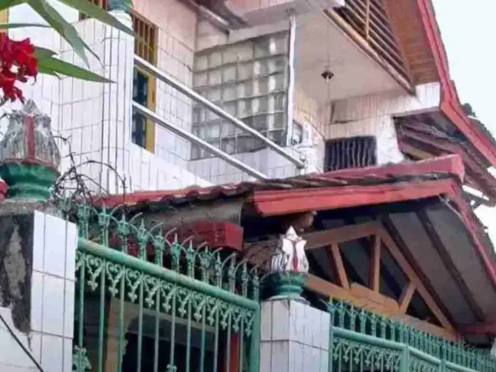 RUMAH MEGAH DI KOMPLEK PONDOK KELAPA